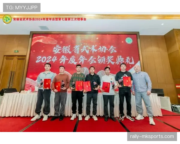 穆西亚拉斩获多项年度殊荣，尽显卓越足球才华